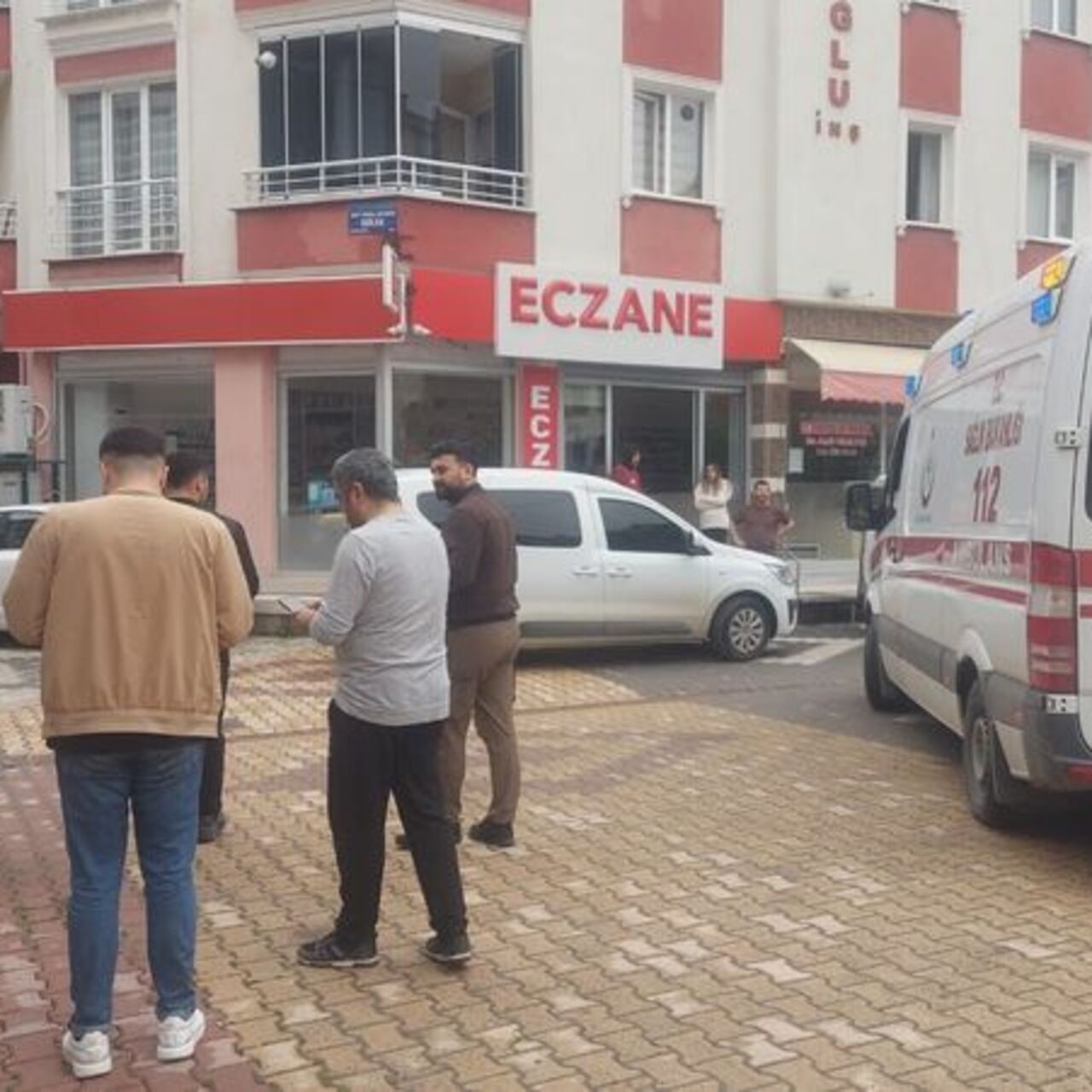 Yaşlı kadın 4’üncü kattan düştü