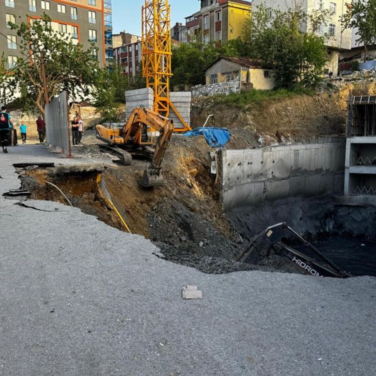 İnşaat çalışması sırasında yol çöktü