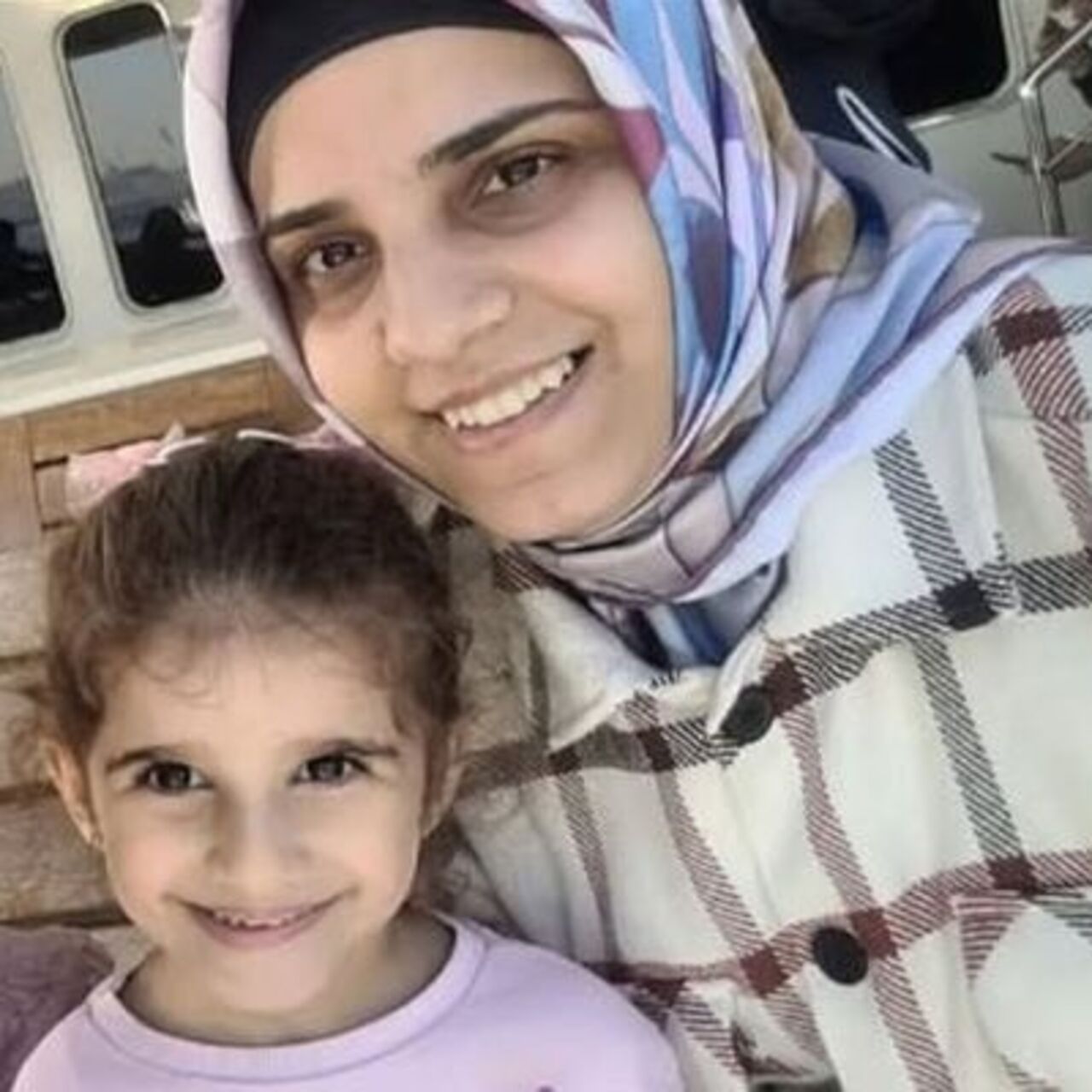 Faciada eşini ve 2 kızını kaybetmişti… Bir anneden haber var!