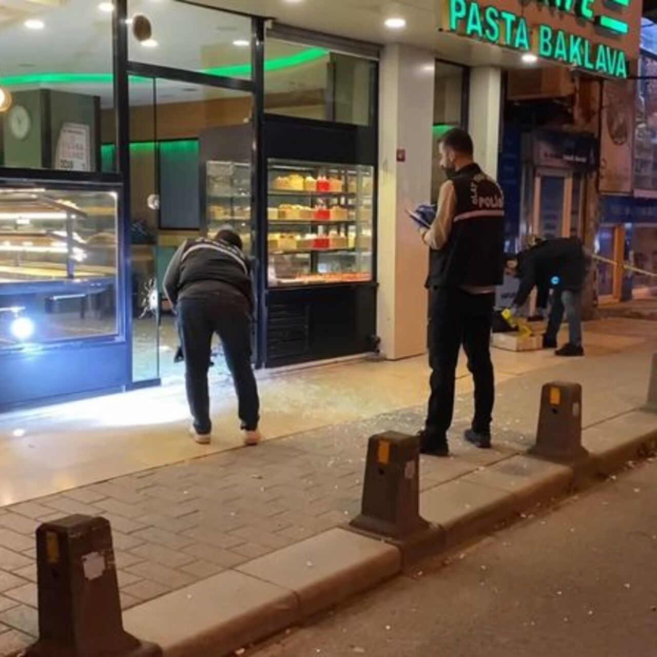 Sığındığı kafede silahla vuruldu