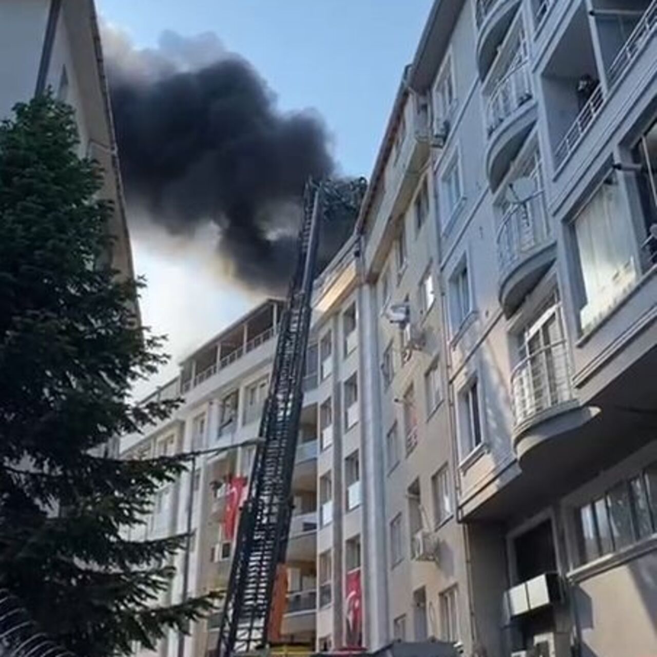 Eyüpsultan’da 7 katlı binada yangın
