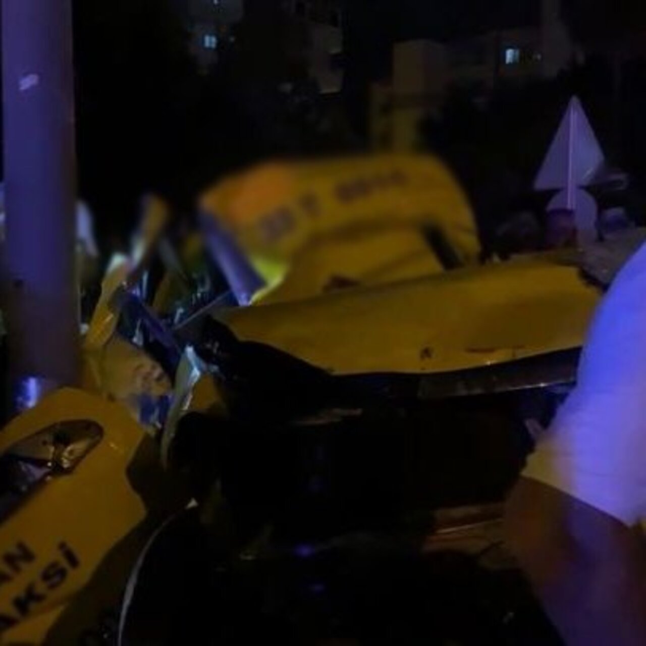 Taksi refüje çarptı 2 kişi öldü