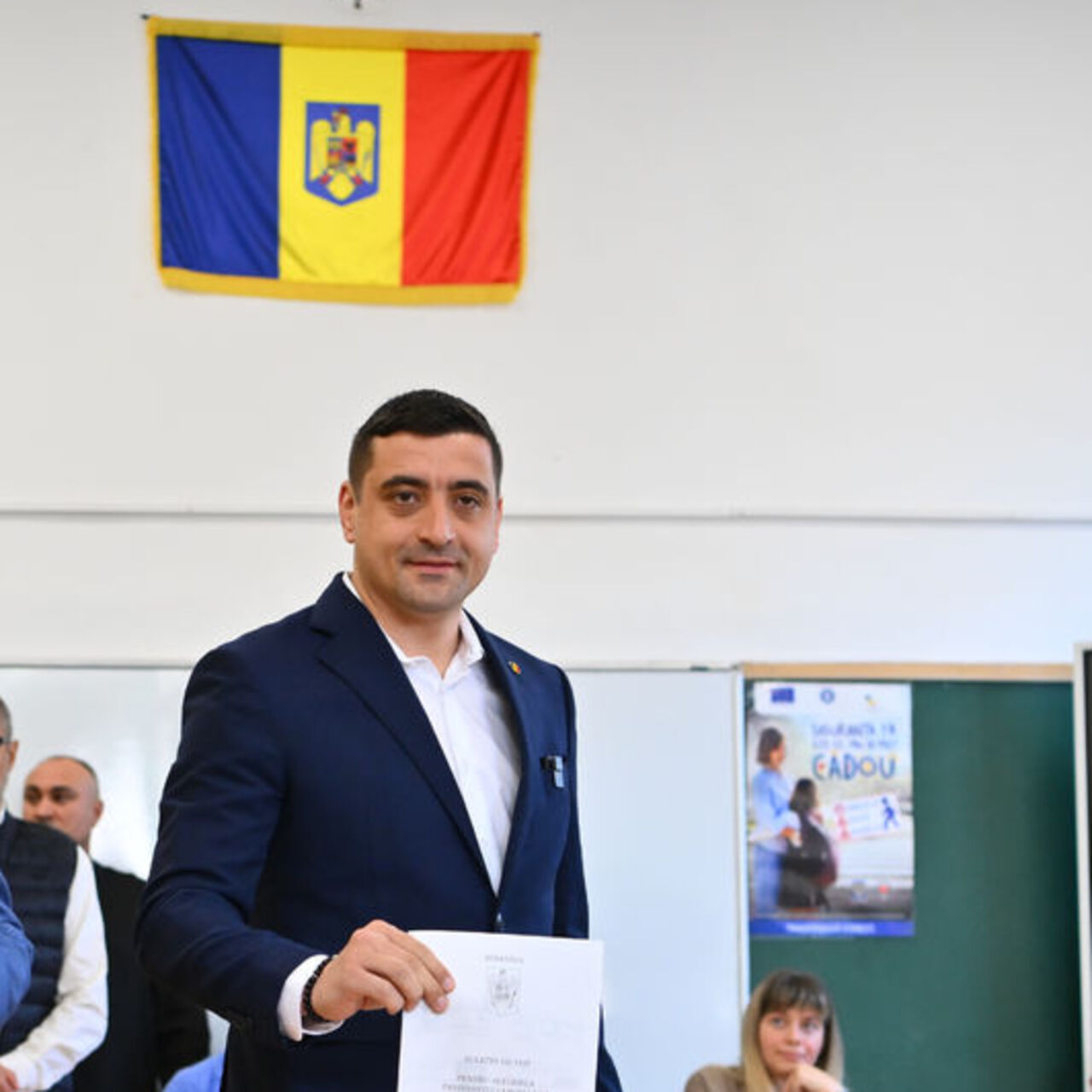 Romanya’da cumhurbaşkanı seçiminin ilk turunu Simion önde tamamladı