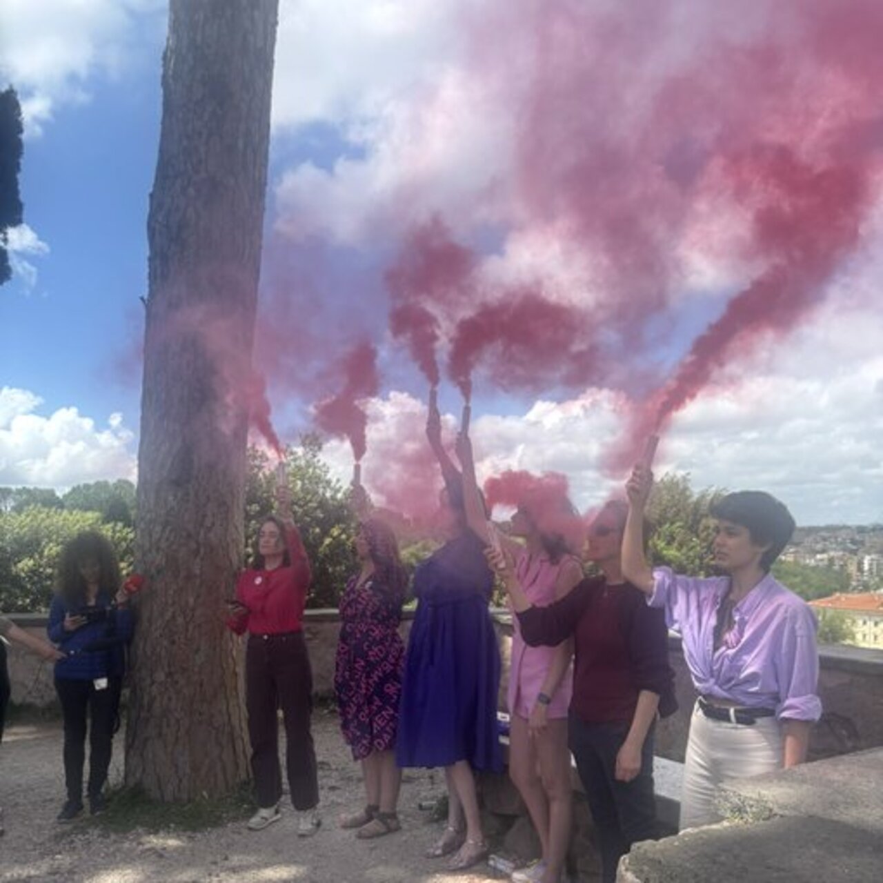 Katolik kadınlardan Kilise’ye ‘pembe dumanlı’ protesto