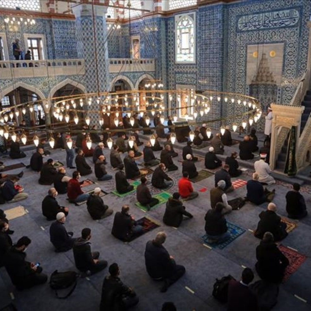 Diyanet ile Cuma namazı kılınışı