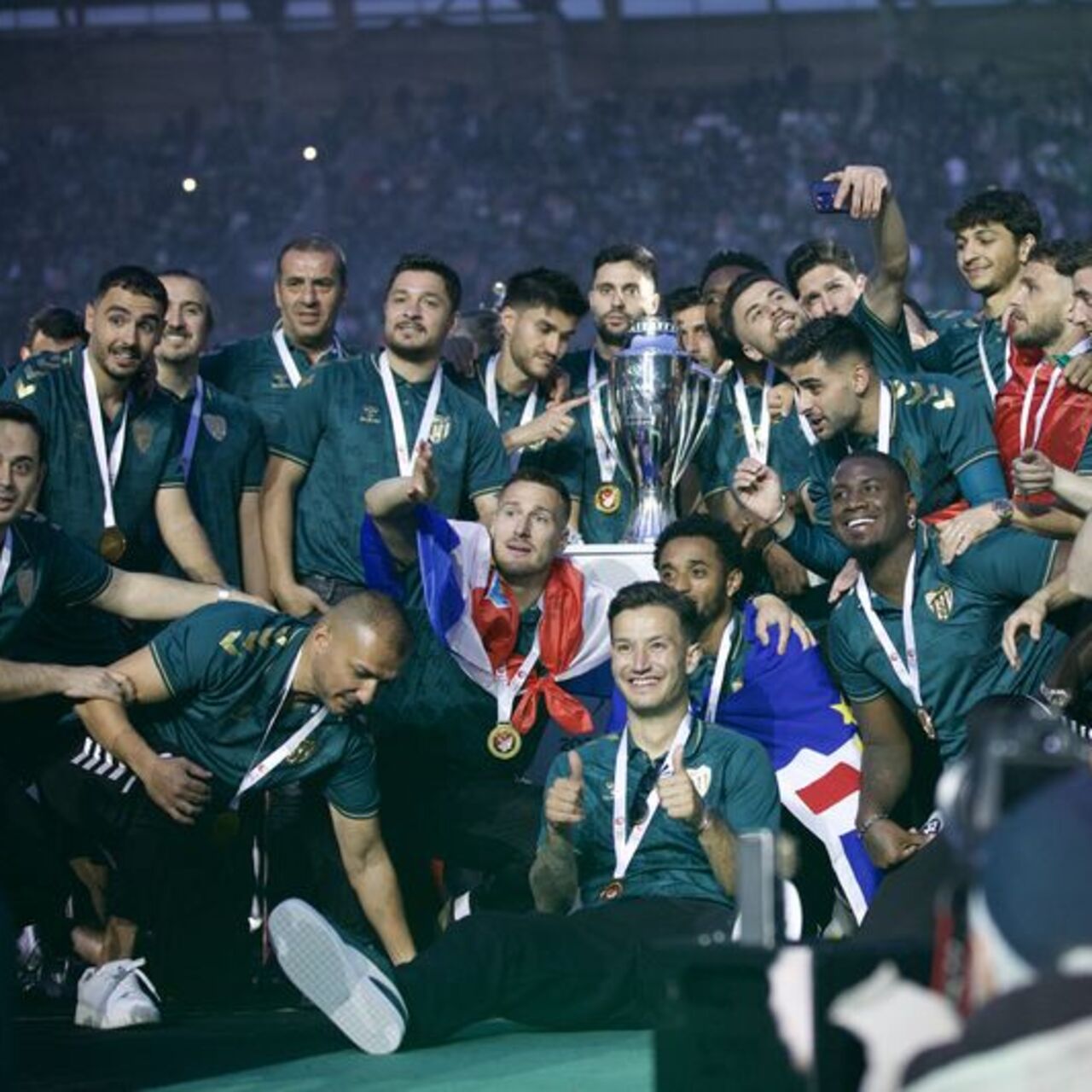 Şampiyon Kocaelispor kupasını kaldırdı!