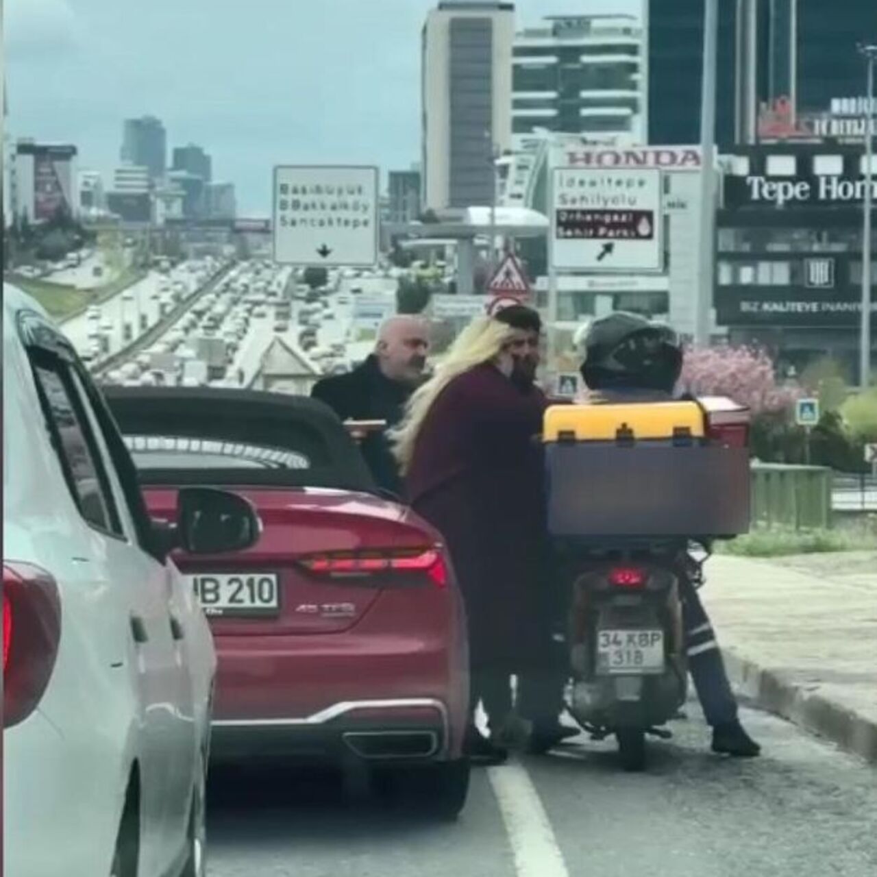 Trafikte tartıştığı motokuryeye silah çekti!