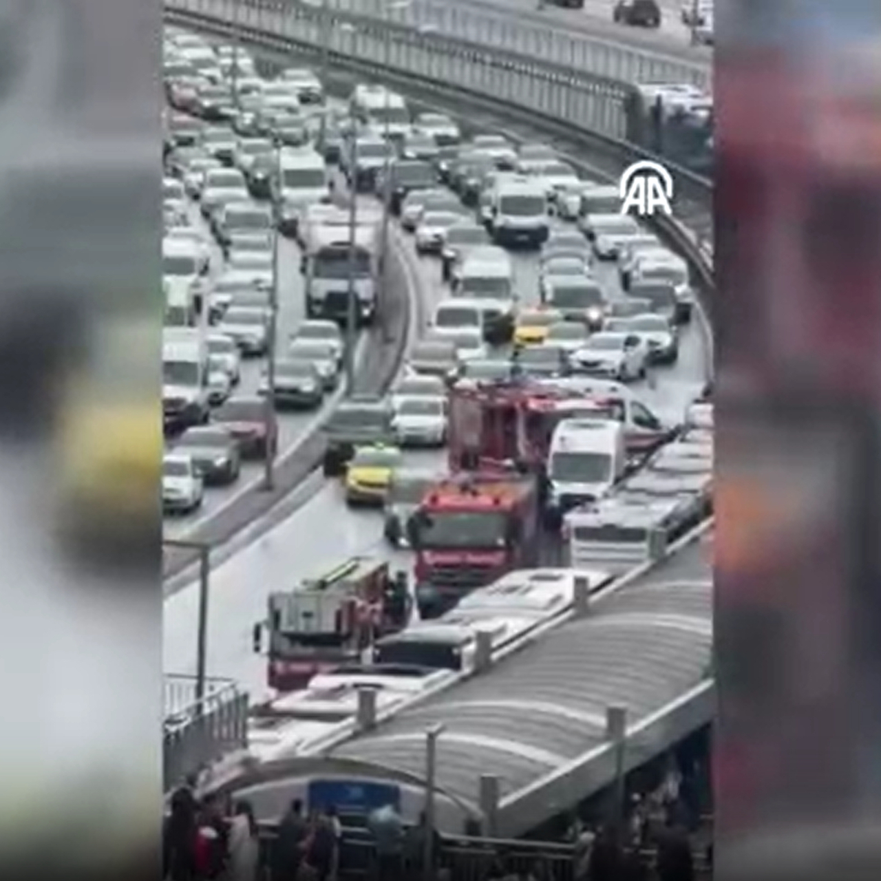 Beylikdüzü’nde iki metrobüs çarpıştı