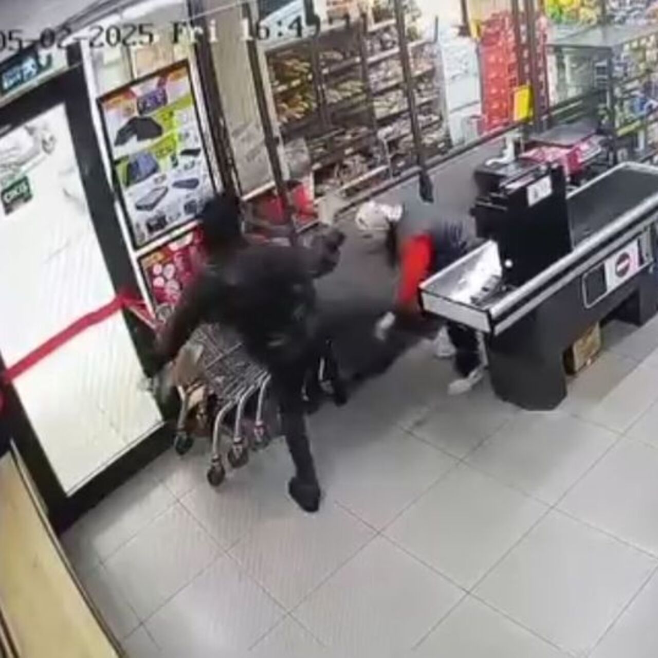 Markette kasiyeri darp eden şüpheli yakalandı