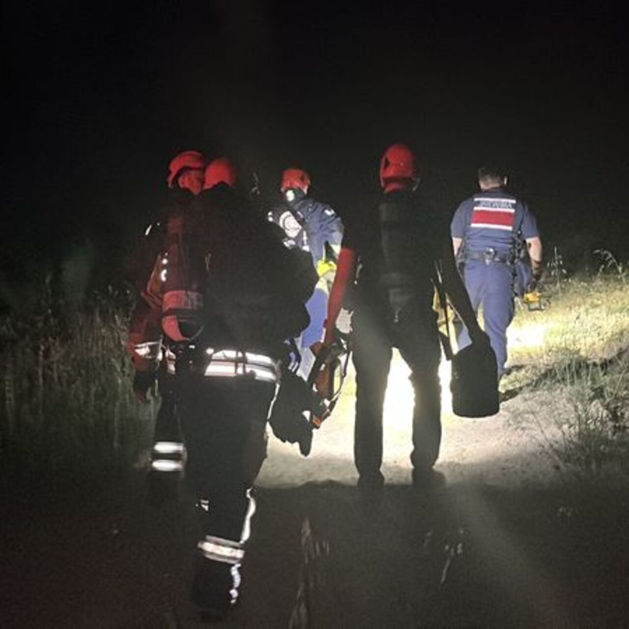 Ormanda kazdıkları kuyuda mahsur kaldılar