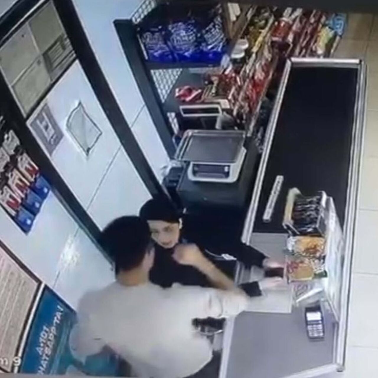 Genç kadına iş yerinde darp kamerada!