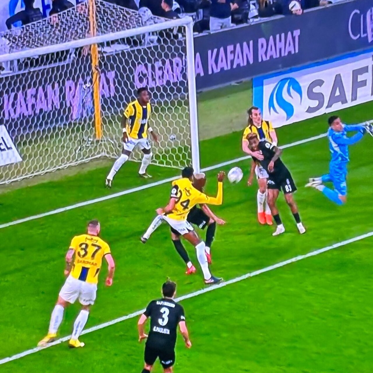 Beşiktaş kaçırdı, Fenerbahçe penaltı bekledi!