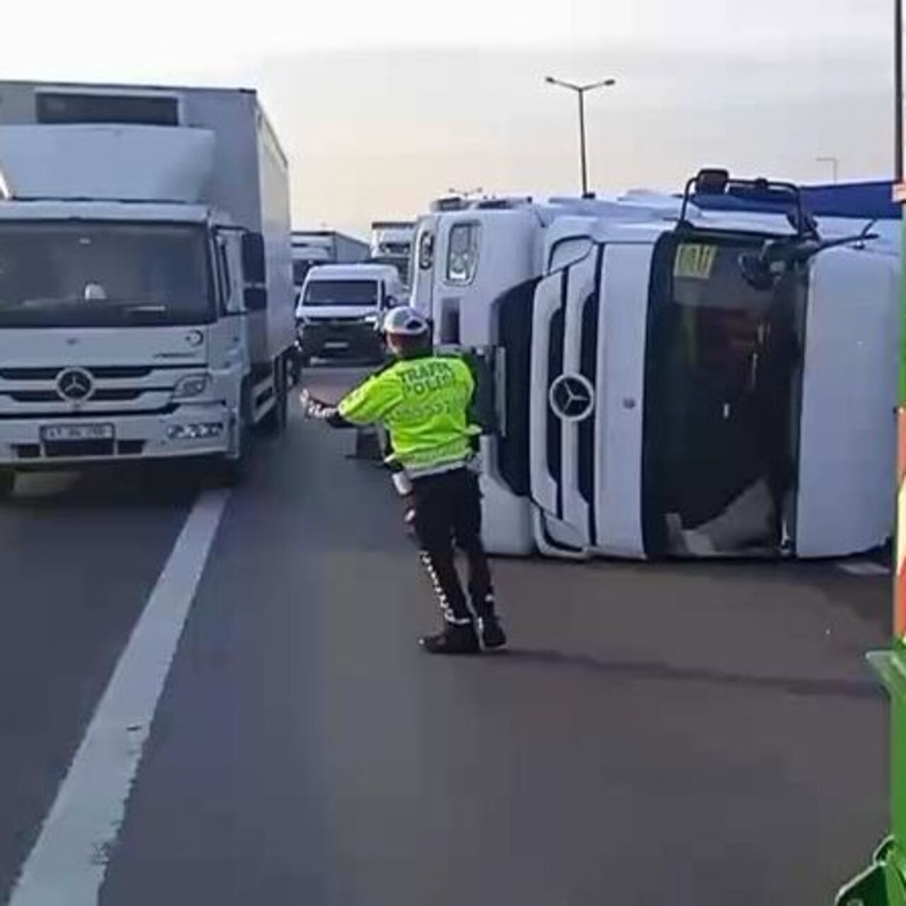 TEM’de TIR devrildi! İstanbul yönünde yoğunluk!