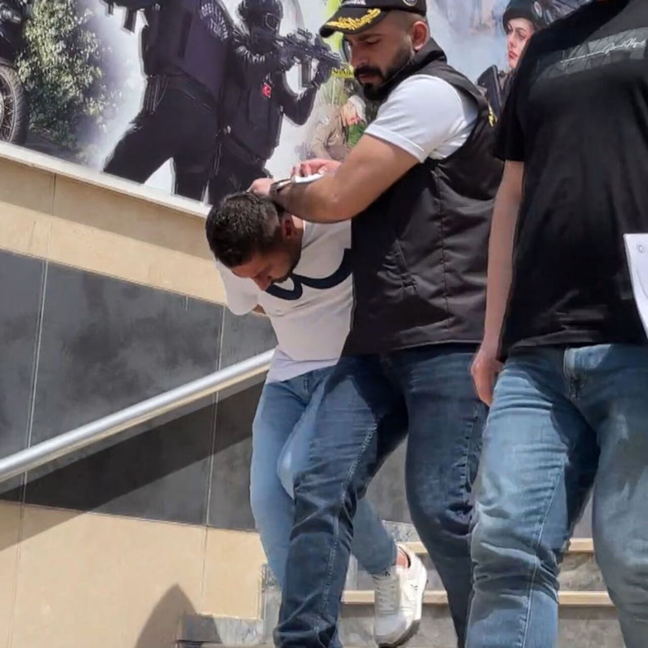 ‘Damadınım’ diyerek yaşlı kadını dolandırdı