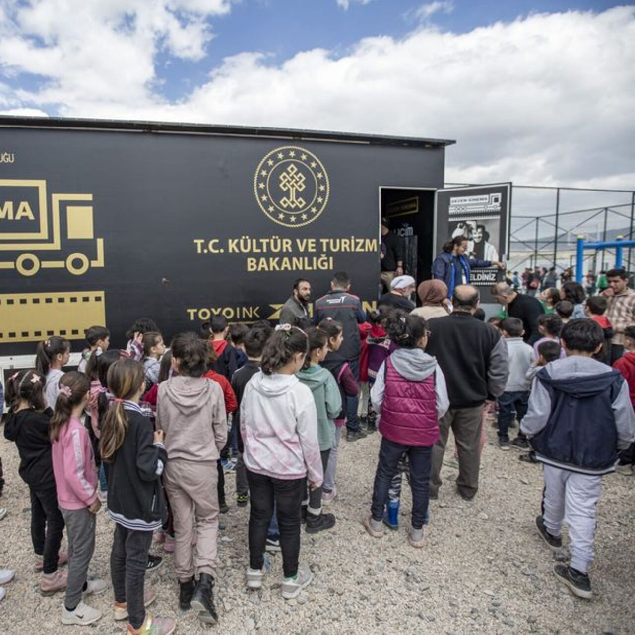 Gezen Sinema TIR’ı Elazığ’da çocuklarla buluştu