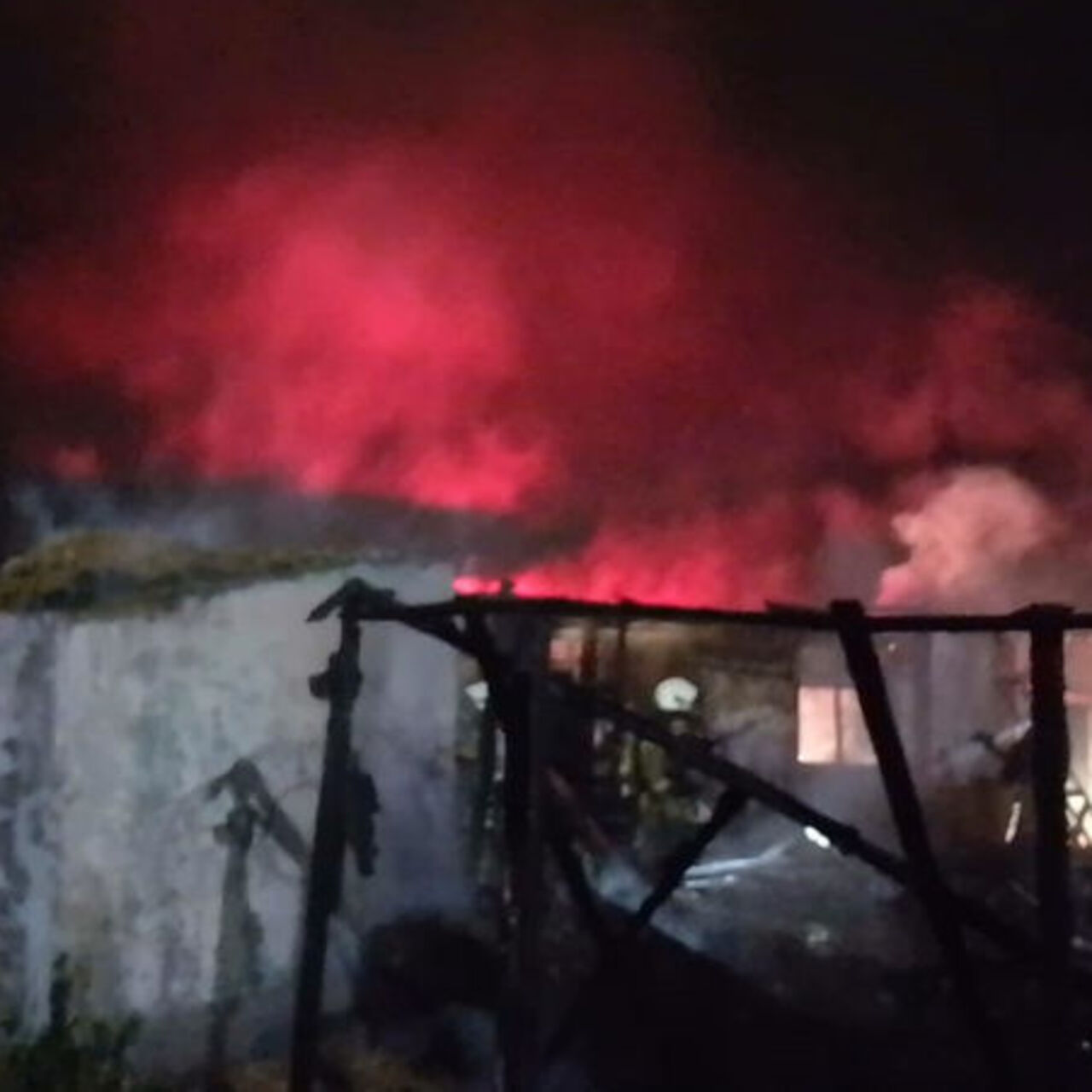 Silivri’de 15 baraka alev alev yandı