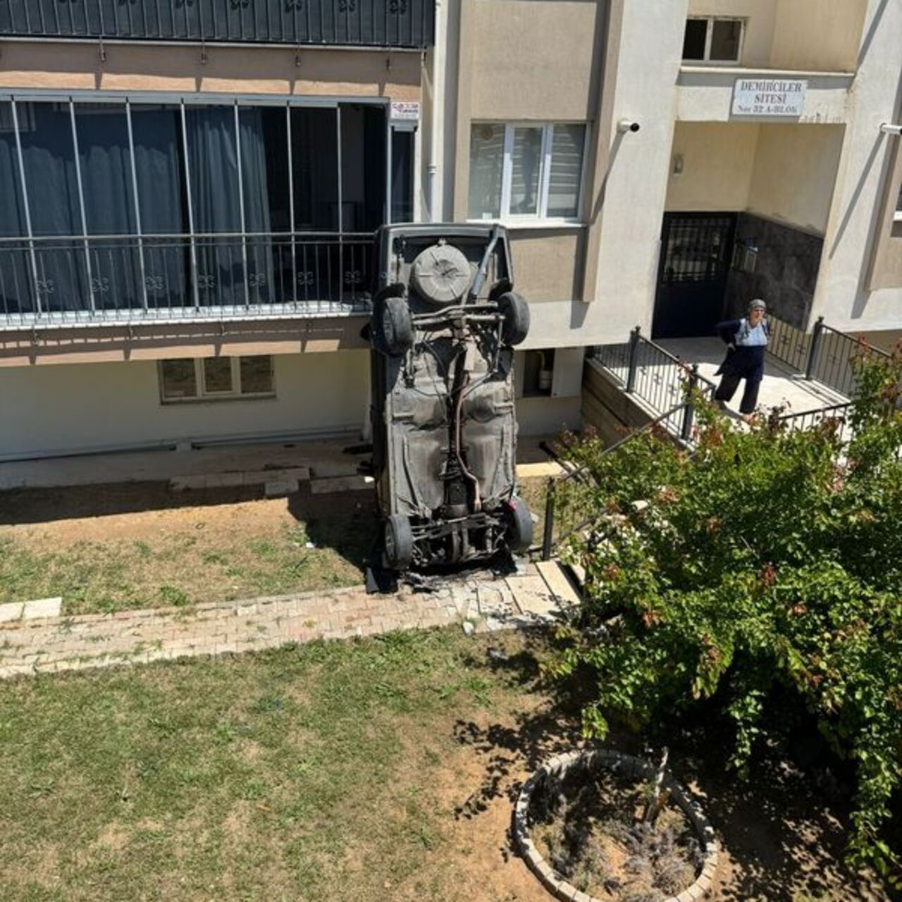 Kontrolden çıkarak apartman bahçesine düştü