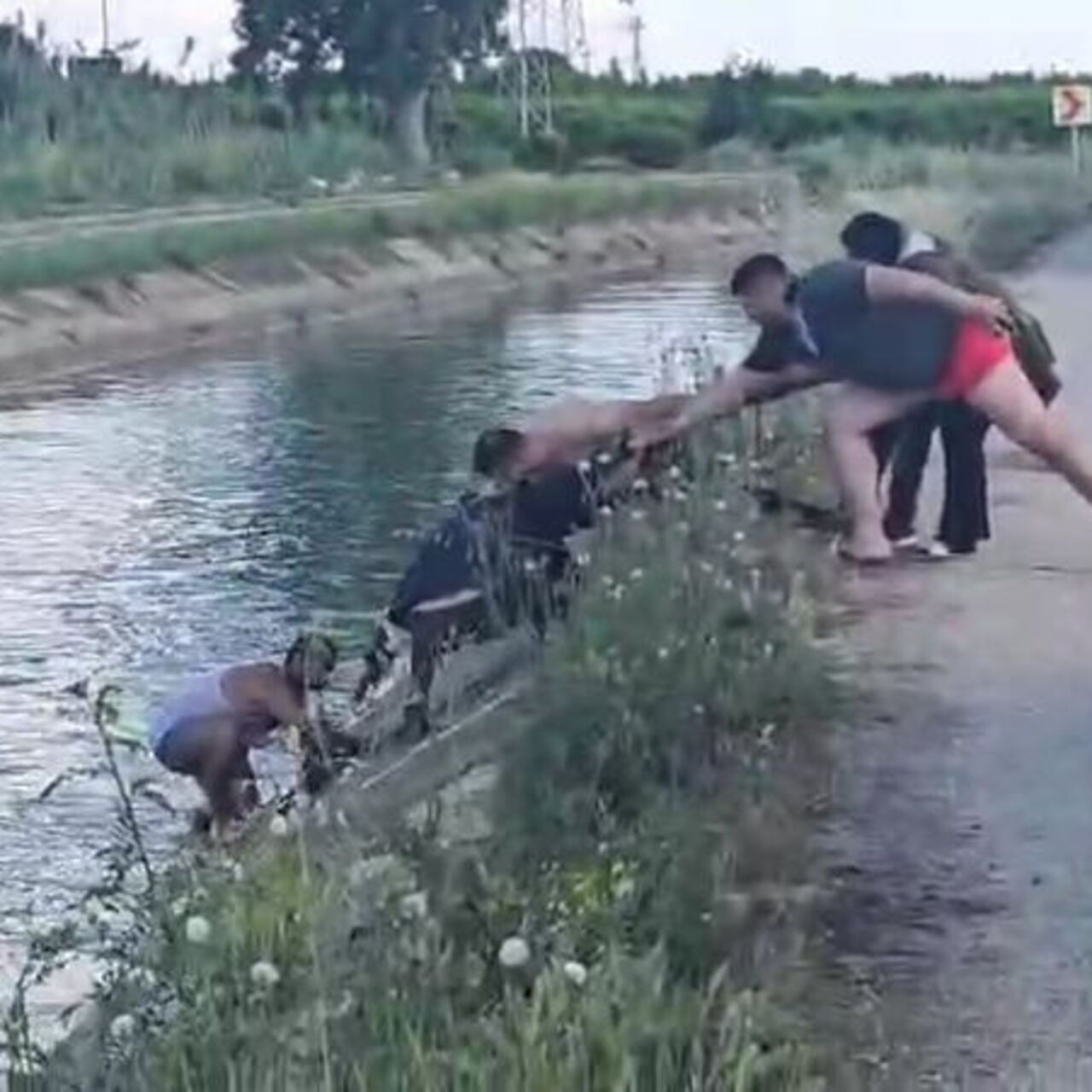 Araçla sulama kanalına uçtu, yardımları reddetti