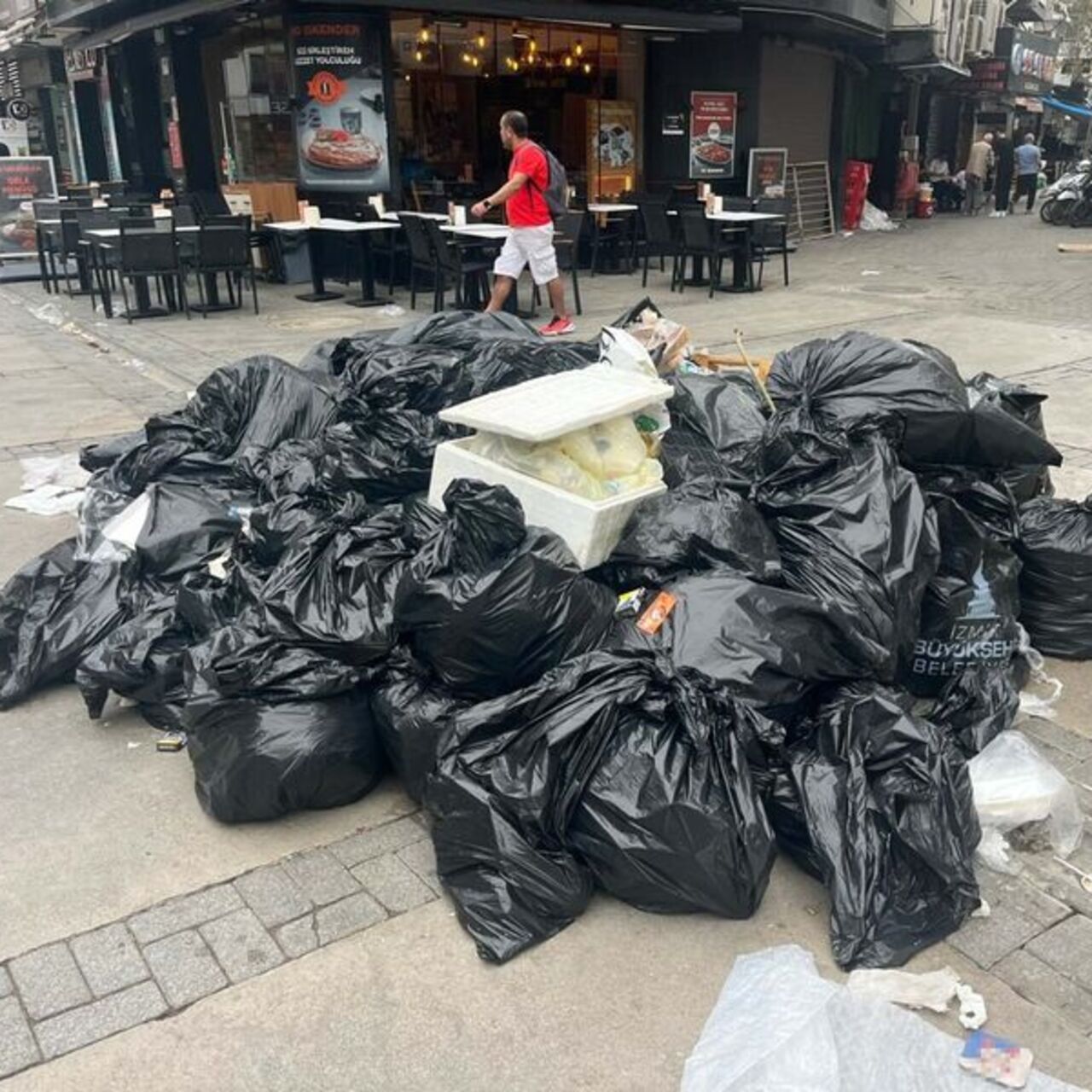 İzmir’de grev 3. gününde! Çöpler birikti