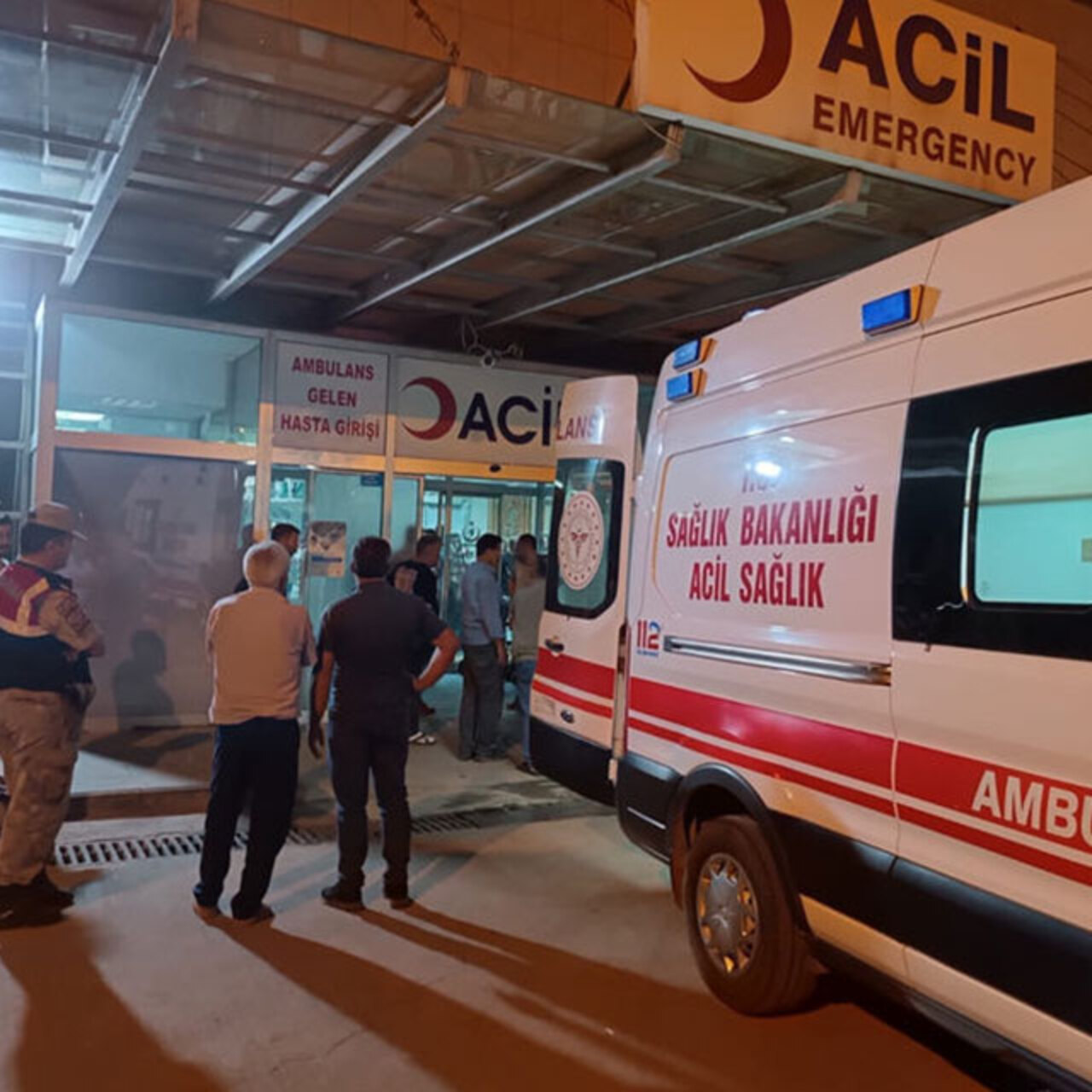 Babasını öldürdü anne ağır yaralı! Evlat vahşeti!