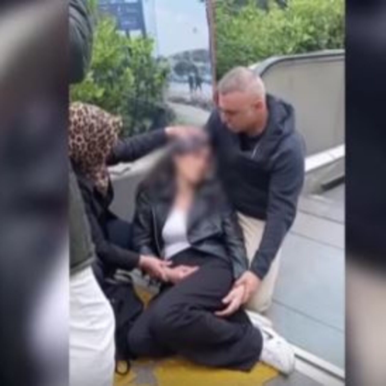 Üzerine reklam panosu düştü