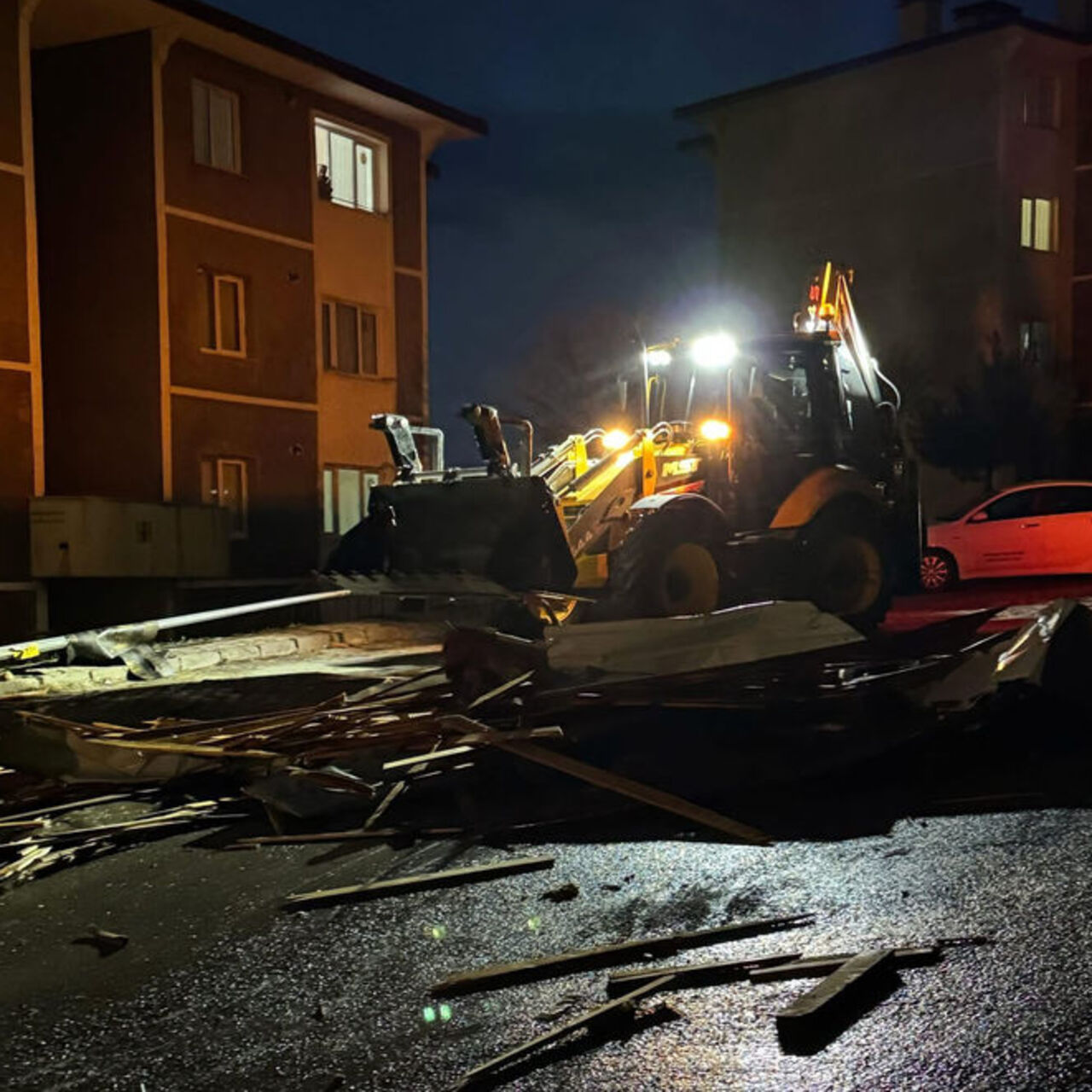 Kuvvetli rüzgar çatıları uçurdu