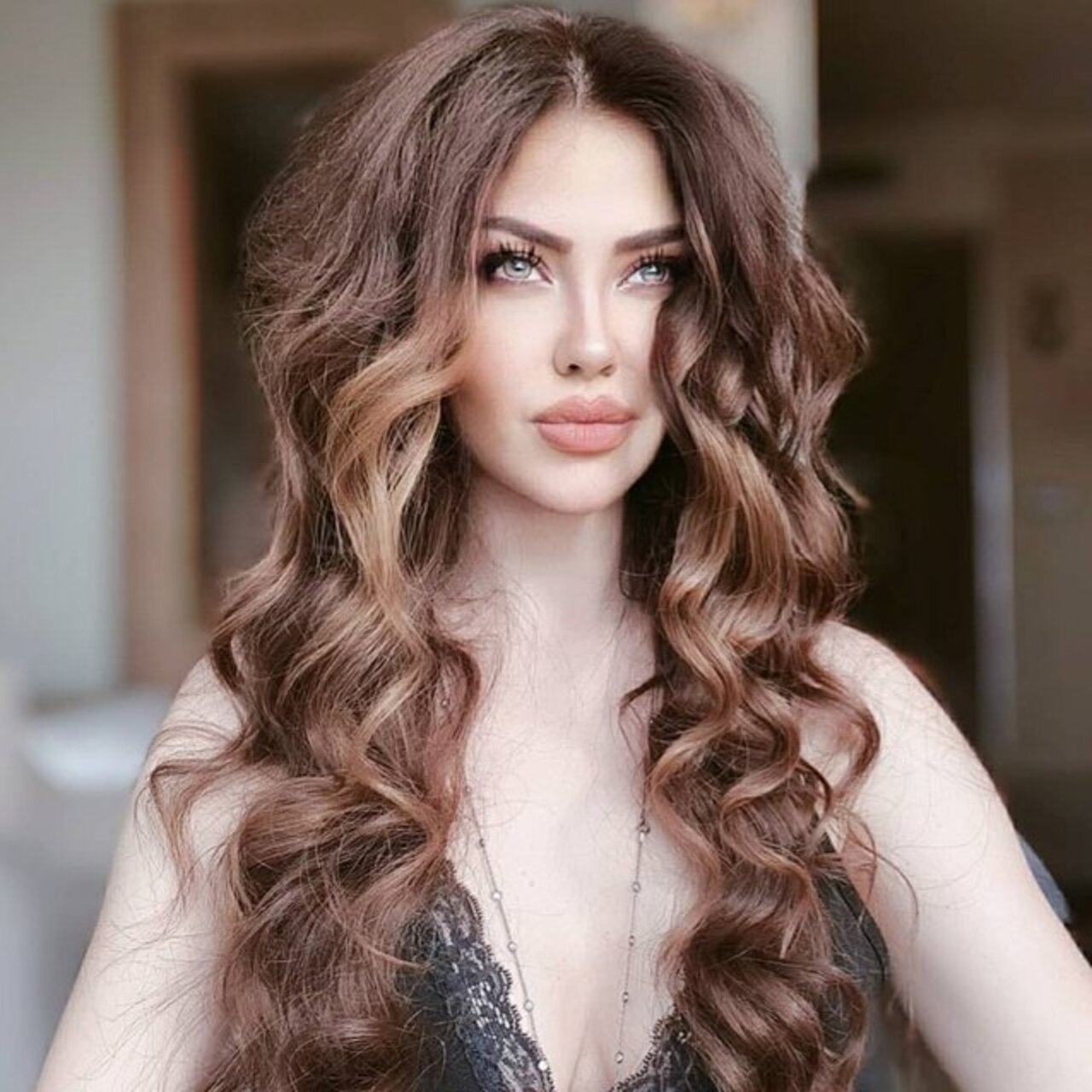 Ünlü şarkıcı İran’da savaşın ortasında kaldı