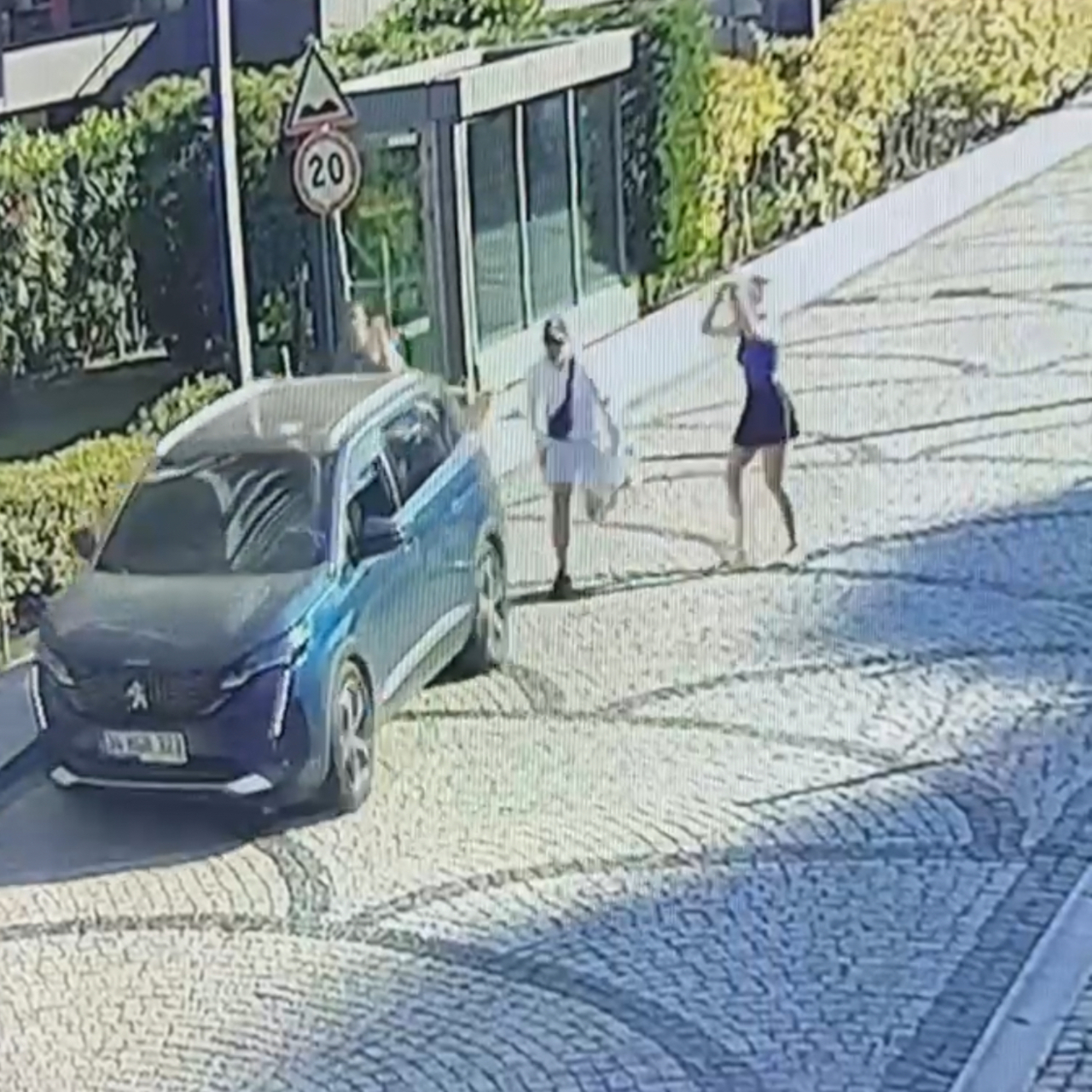 Rezidansın önünden çocuğunu zorla götürdü!