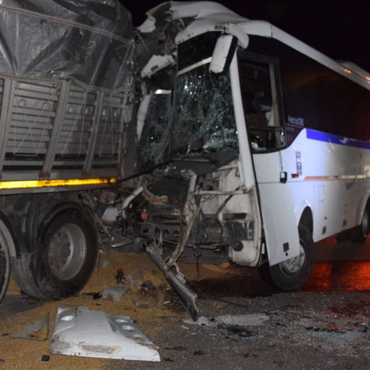 İşçi servisi TIR’a çarptı: 20 yaralı