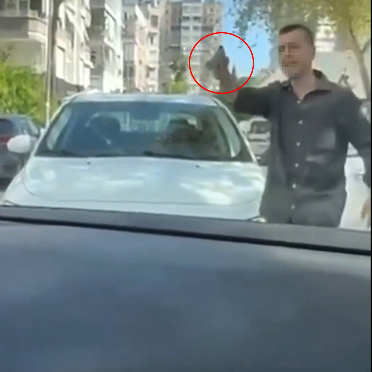 Antalya’da yaşandı! Trafikte iki kadına silah doğrulttu!