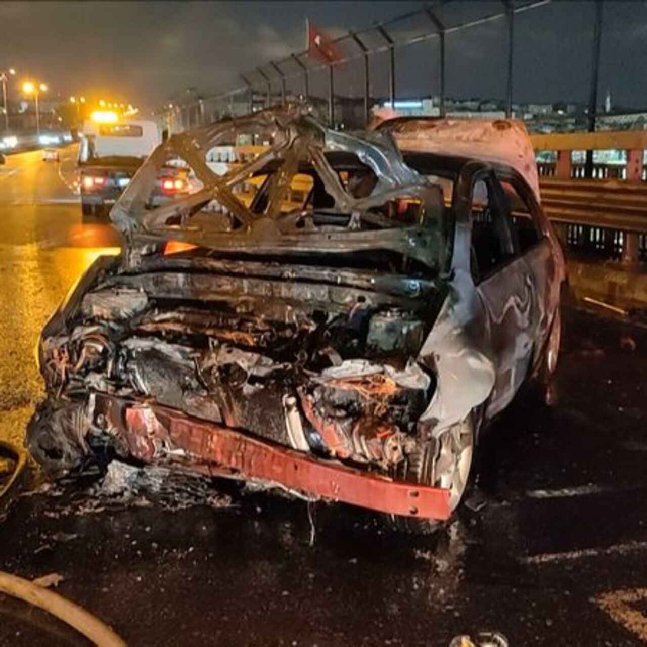 Bariyerlere çarpan otomobil alev aldı