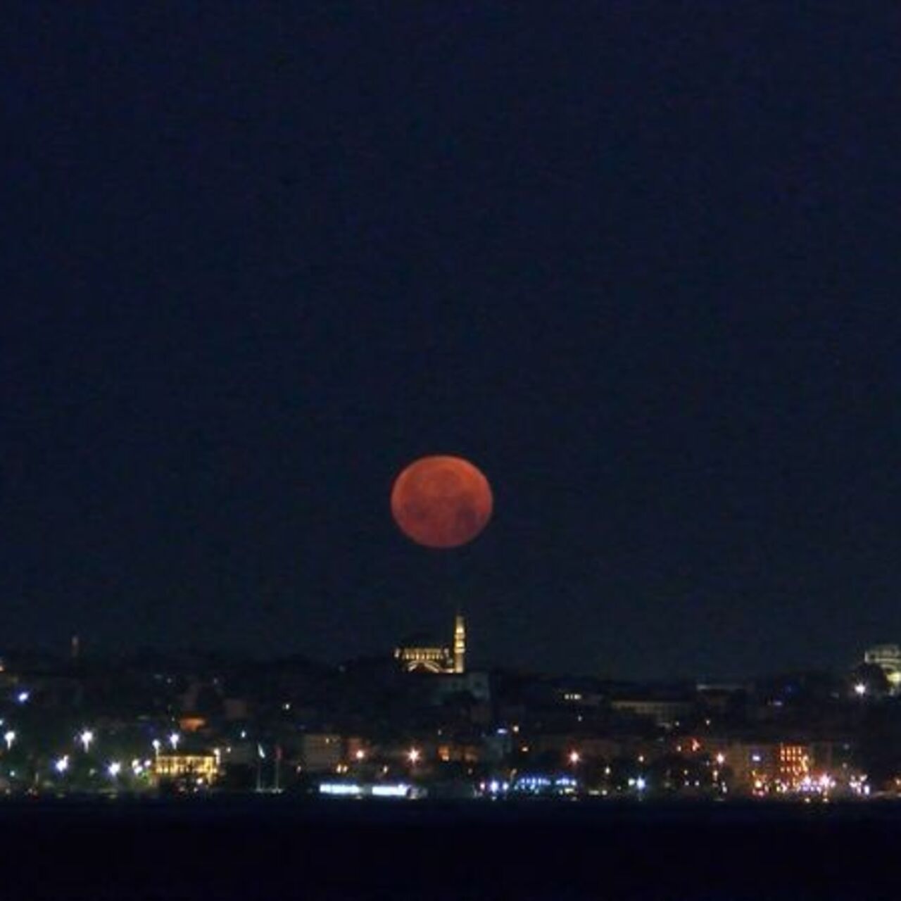 İstanbul’da ‘Çilek Dolunayı’