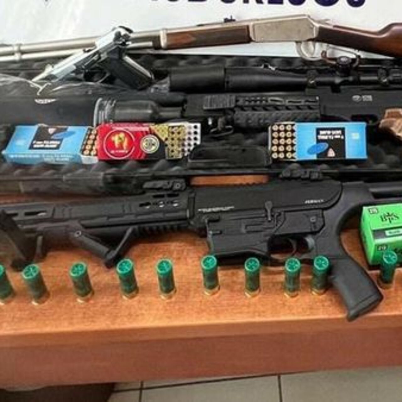 Evinden keskin nişancı tüfeği ve silahlar çıktı