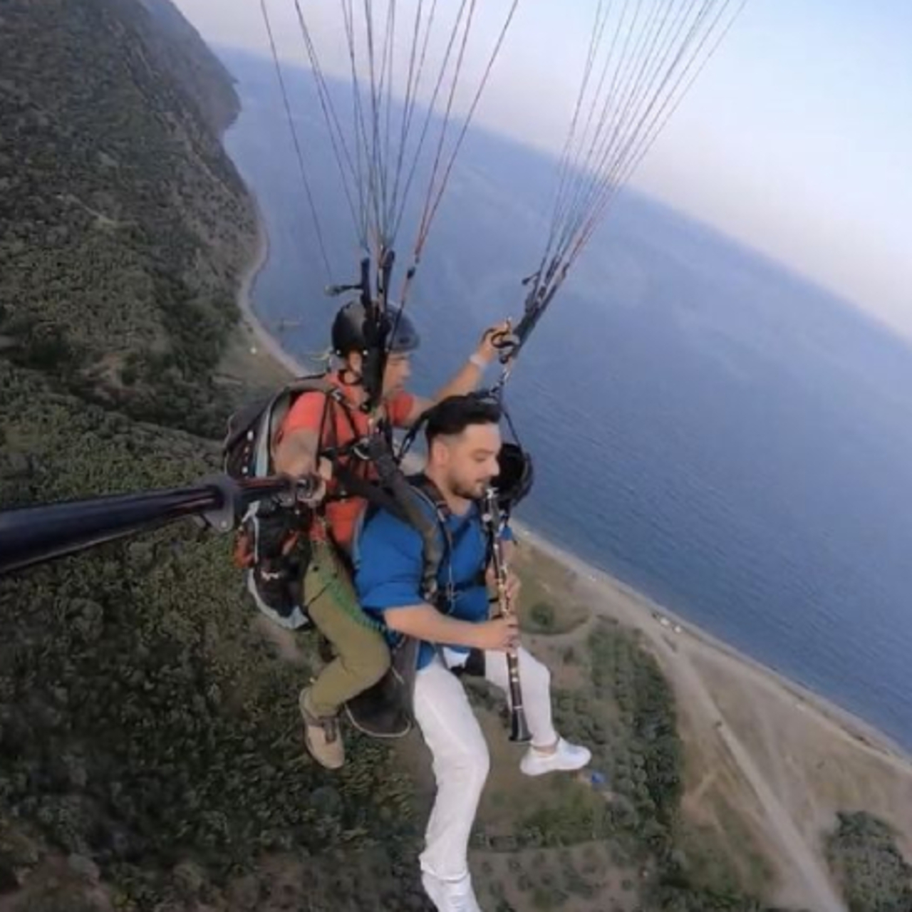 Yamaç paraşütüyle uçarken klarnet çaldı