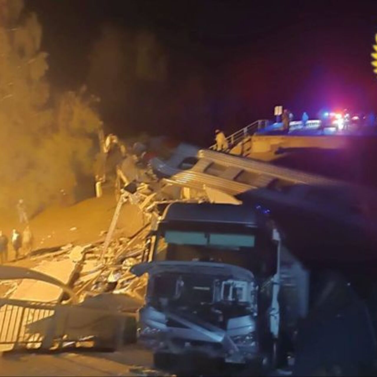 Rusya’da köprü yolcu trenin üzerine çöktü!