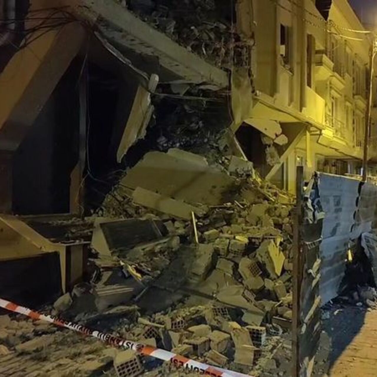 Avcılar’da 6 katlı binada kısmi çökme