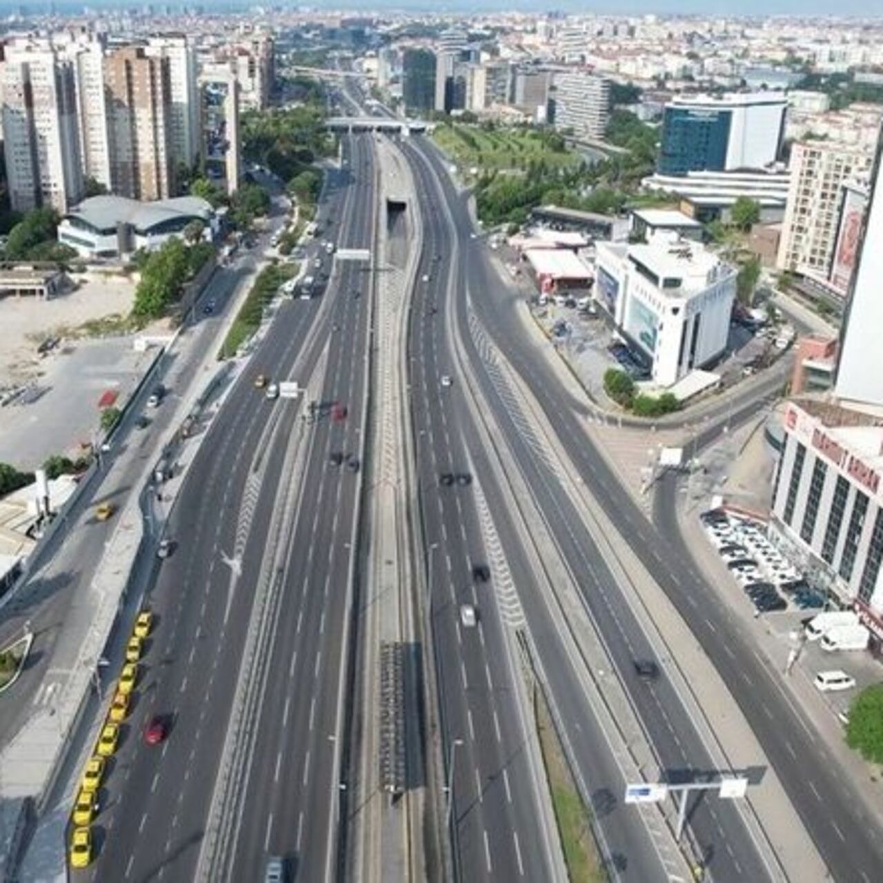 İstanbul’da yollar boş kaldı! Yoğunluk: % 6 oldu!