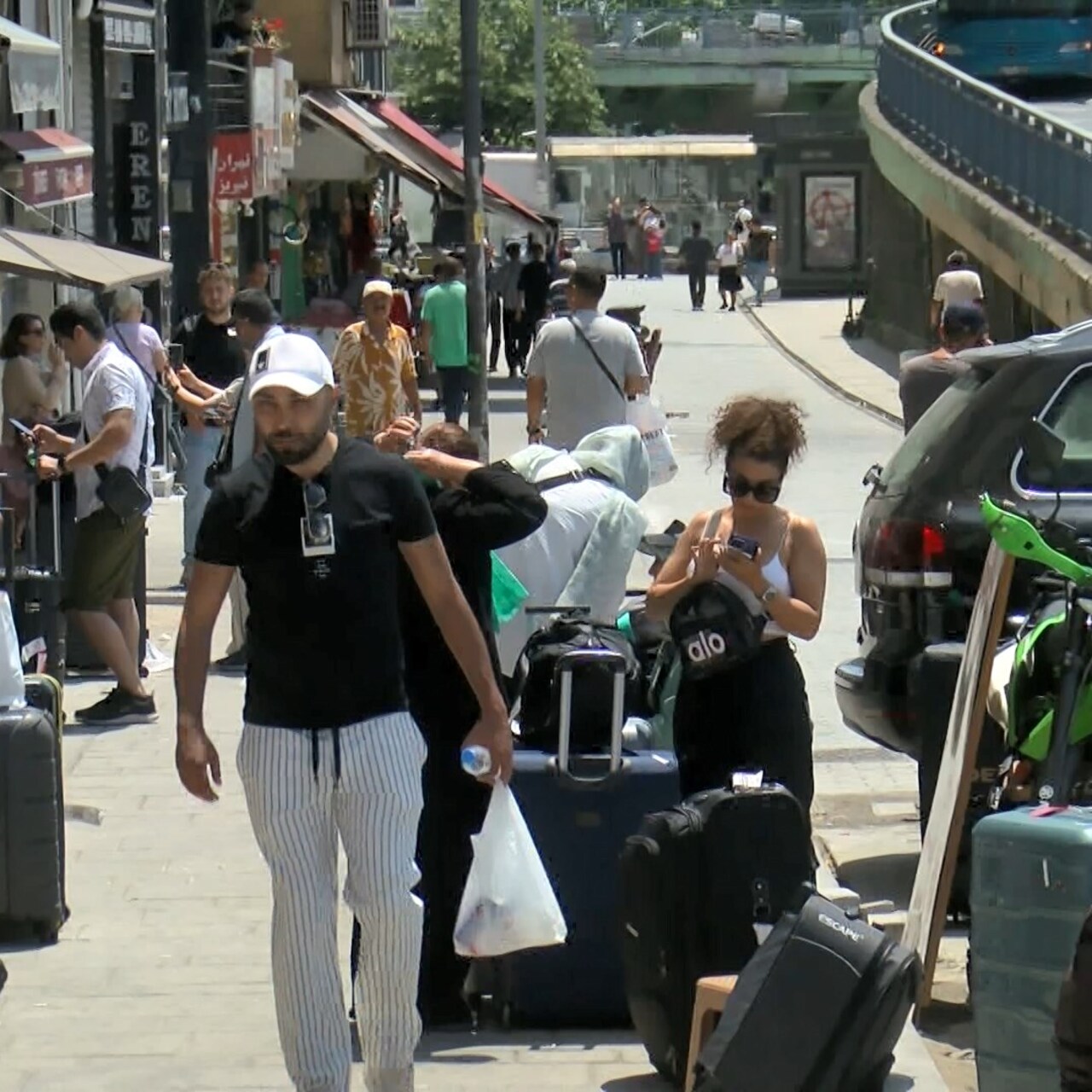 Hava sahası kapanınca otobüslerle İran’a gidiyorlar!