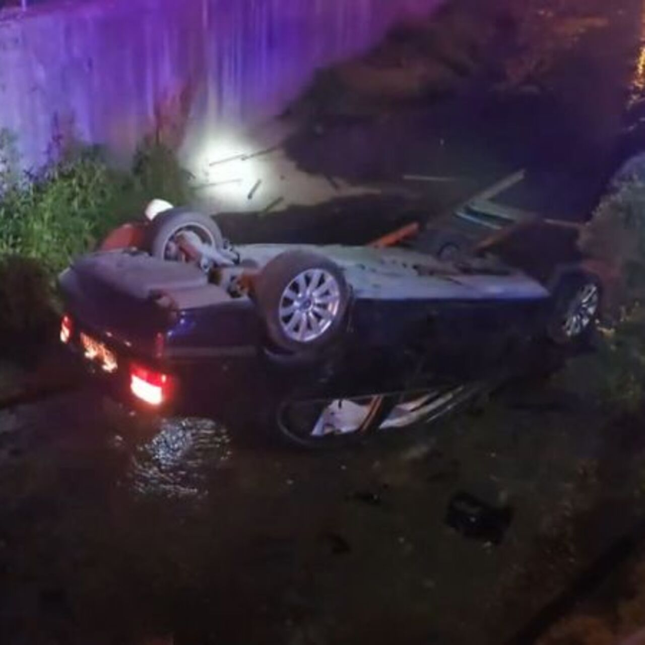 Beykoz’da otomobil dereye uçtu