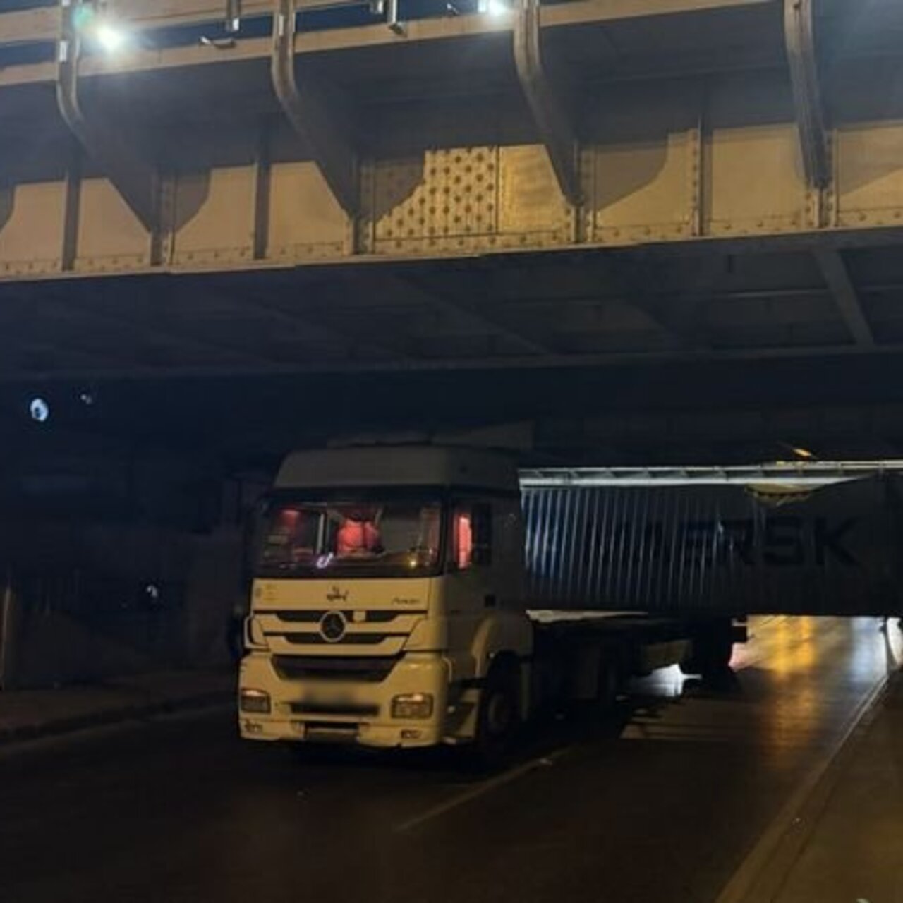 TIR’ın dorsesindeki konteyner alt geçide takıldı