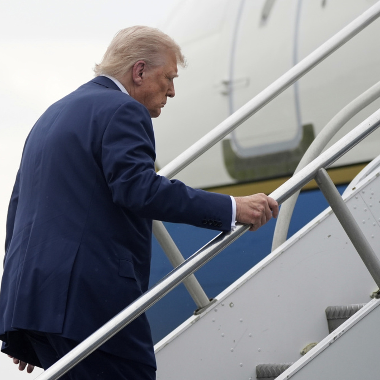 Trump uçağa binerken neredeyse düşüyordu