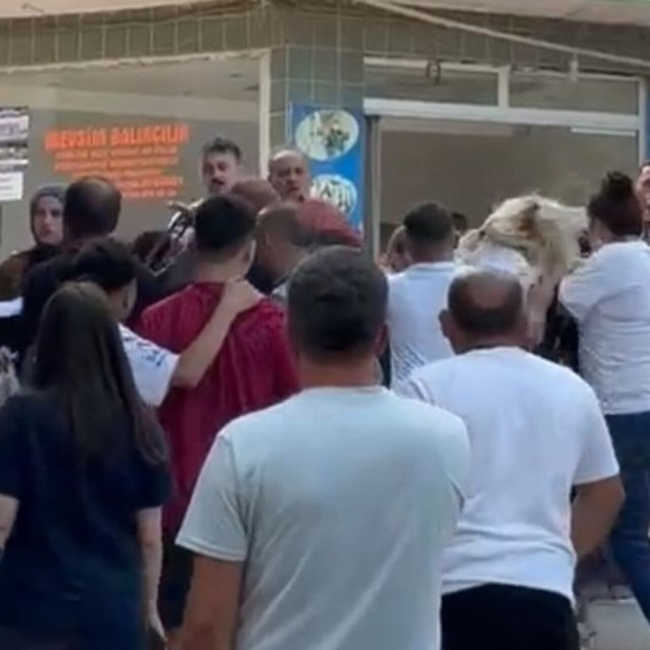 Boşanan çift ile yakınları arasında kavga