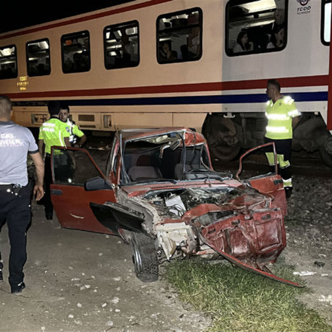 Yolcu treni otomobile çarptı
