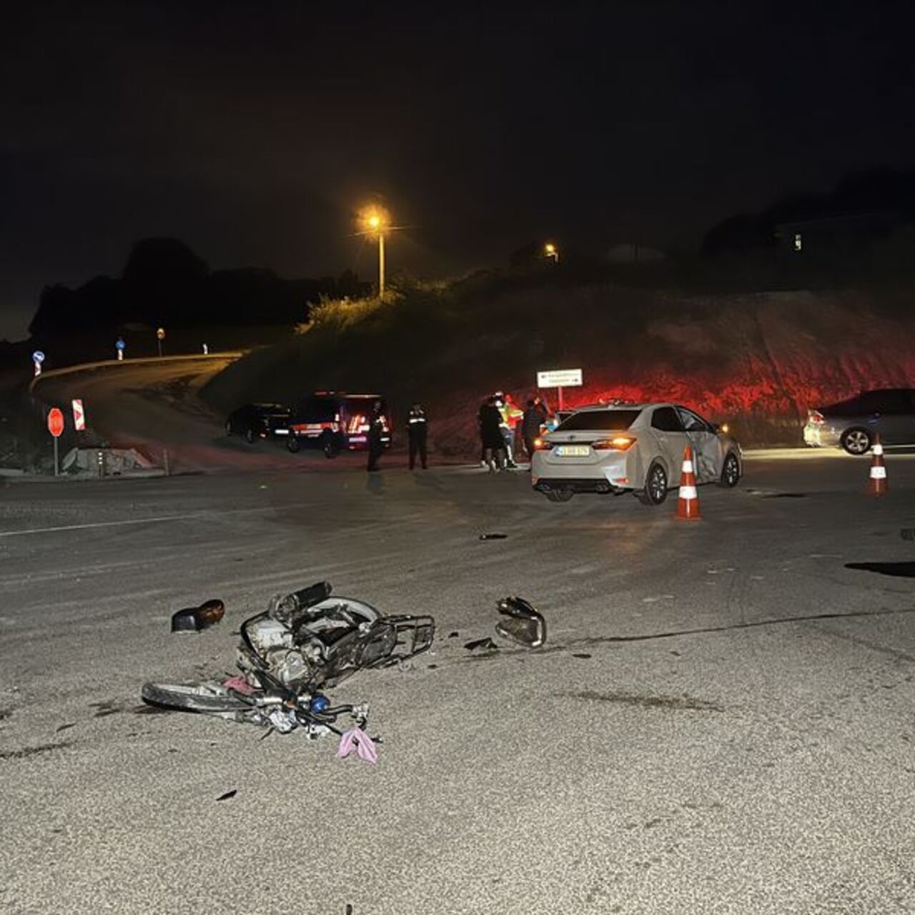Otomobil ile motosiklet çarpıştı: 1 ölü, 2 yaralı