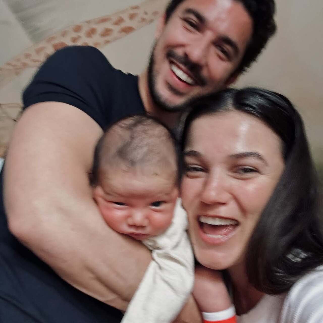 Oğlunun yüzünü ilk kez gösterdi
