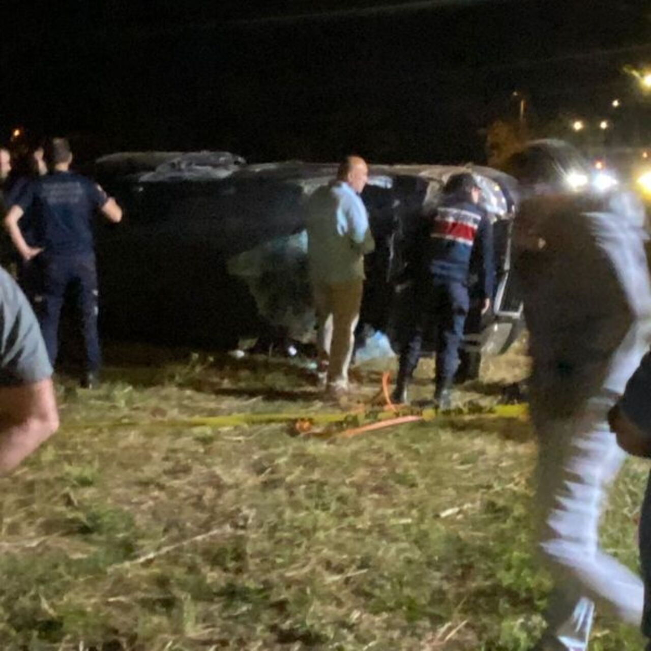 Minibüs tarlaya savrulup devrildi: 1 ölü, 1 yaralı