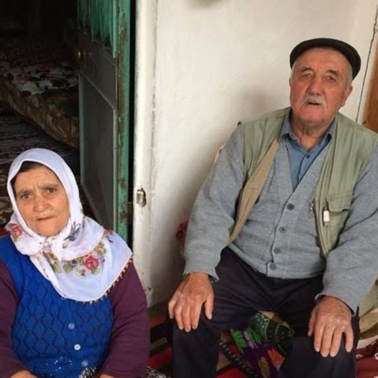 Devrilen traktördeki yaşlı çift öldü