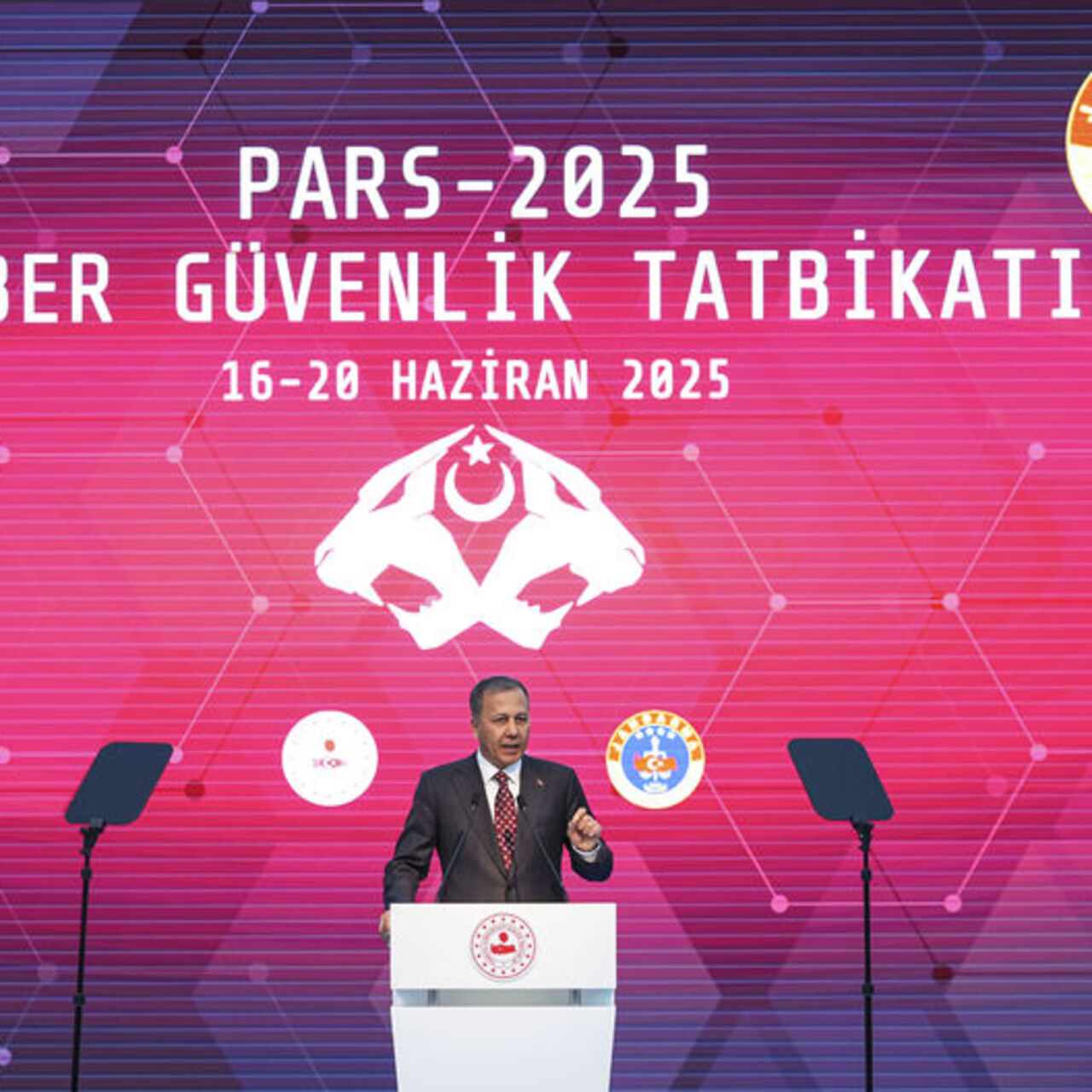 Bakan Yerlikaya: 8 bin 633 kişi tutuklandı