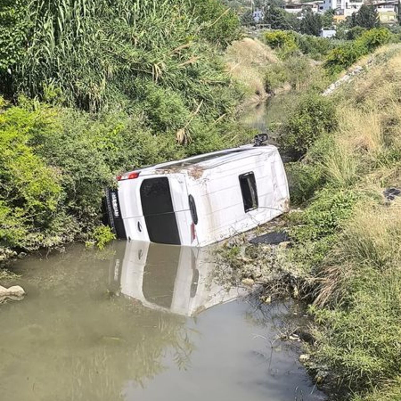 Minibüs dereye uçtu! Yaralılar var!