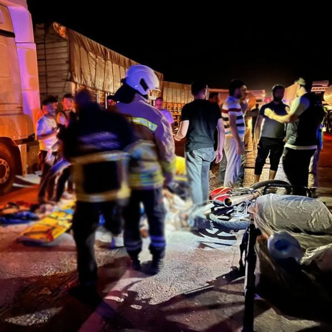 TIR ile motosiklet çarpıştı: 1 ölü, 1 yaralı